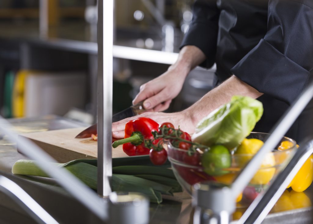 Rezanje zelenjave na kuhinjskem pultu